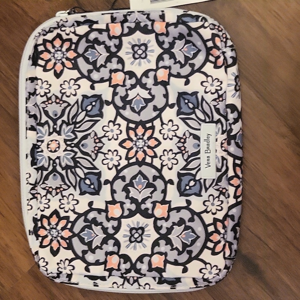 NWT Vera Bradley Lighten up wipes pouch Lisbon medallion